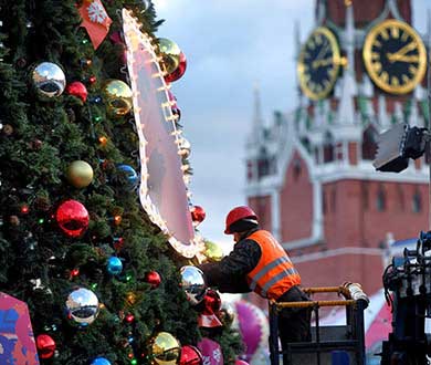 Монтаж больших ёлок в Курске